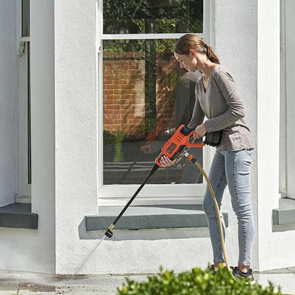 Cleaning with Battery Washer 18V 2Ah BCPC18D1-QW Set